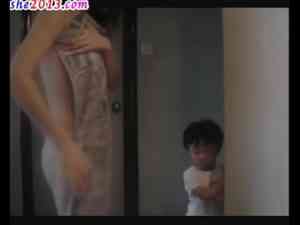 คุณแม่ยังสาวกำลังจะอาบน้ำดันหลุด dooshe2013.com  